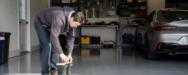 Plancher époxy gris brillant dans un garage résidentiel québécois avec reflets de lumière naturelle